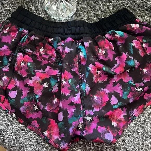 Lululemon shorts size 6 - Picture 3 of 4
